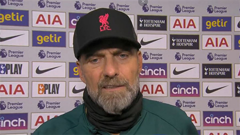 Klopp phản ứng 'bất bình thường' khi Salah lập cú đúp