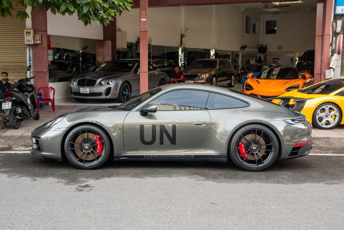 Chi tiết Porsche 911 Carrera GTS được trang bị hộp số sàn tại Việt Nam