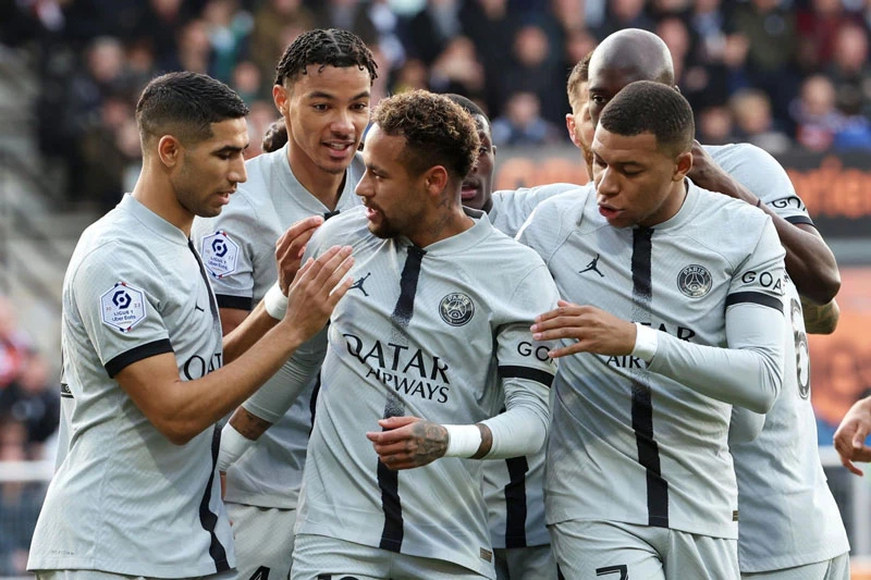 Các cầu thủ PSG ăn mừng sau bàn thắng của Neymar