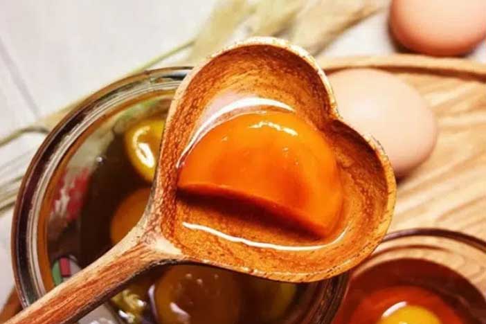 Lòng đỏ trứng gà ngâm mật ong: "Thần dược" chống lão hóa của chị em, tốt gấp trăm lần thuốc bổ đắt tiền