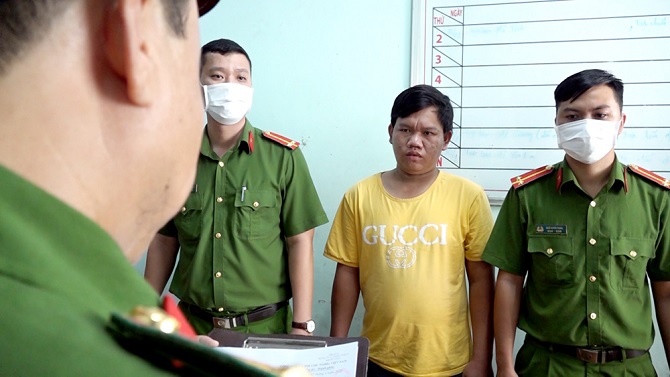 Khởi tố đối tượng làm giấy tờ giả để lừa đảo