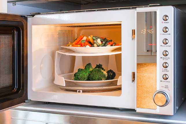 Không muốn ung thư "ghé thăm" thì đừng cho những thực phẩm này vào lò vi sóng