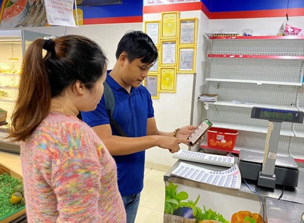 Cán bộ BQL ATTP Đà Nẵng hướng dẫn nhân viên Tổng Công ty Cổ phần Dệt may Hòa Thọ sử dụng app TXNG thực phẩm để nhập hàng và kích hoạt tem TXNG thực phẩm