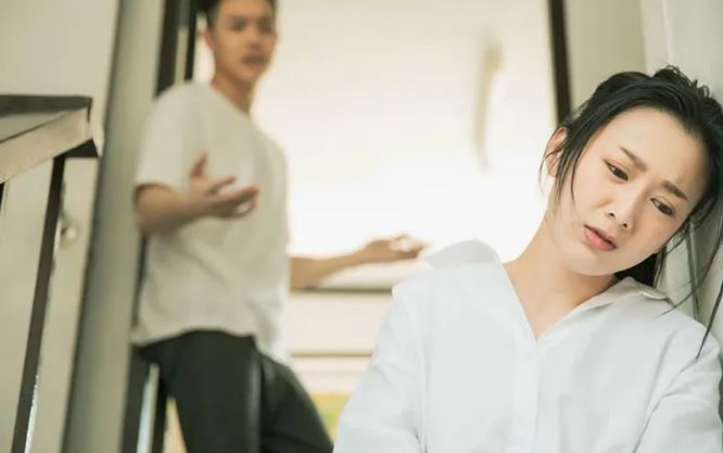 Đêm tân hôn, chồng ép vợ bán hết vàng cưới để trả nợ cho em trai