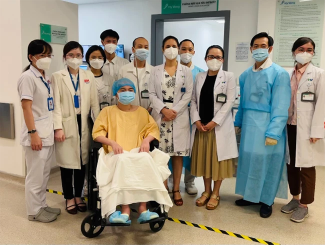 Bảo cùng ekip bác sĩ tại Trung tâm Điều trị Ung thư Hy Vọng, bệnh viện FV sau khi kết thúc liệu trình xạ trị.