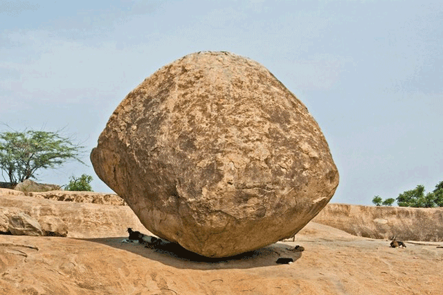 Bí ẩn tảng đá khổng lồ nằm nghiêng bên sườn dốc của Ấn Độ nhưng không ai có thể di chuyển