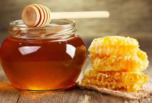 Dùng mật ong theo cách này môi hết thâm cực nhanh