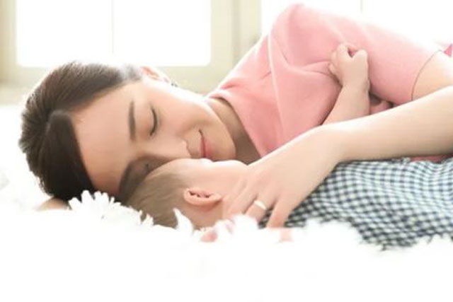 Tôi sinh con, chị chồng đem cả trăm triệu đến bệnh viện với yêu cầu khó tin