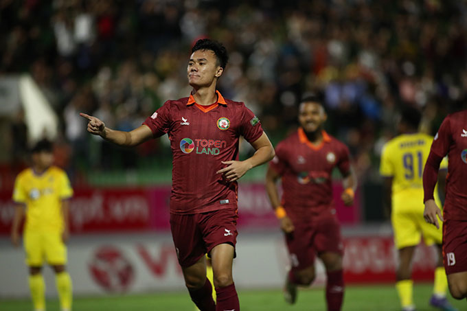 Bình Định thắng may khi SLNA dính thẻ đỏ và bị 'từ chối' 2 bàn thắng