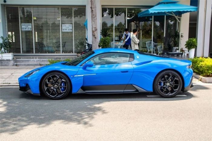  Ngoại thất xe sở hữu tông màu xanh dương Blu Infinito, vốn là một trong 7 tông màu cơ bản được Maserati cung cấp cho MC20. Khách hàng có thể lựa chọn màu đen Nero Essenza, xám Grigio Incognito, trắng Bianco Audace, đỏ Rosso Vincente, vàng Giallo Genio và ghi xám Grigio Mistero. 