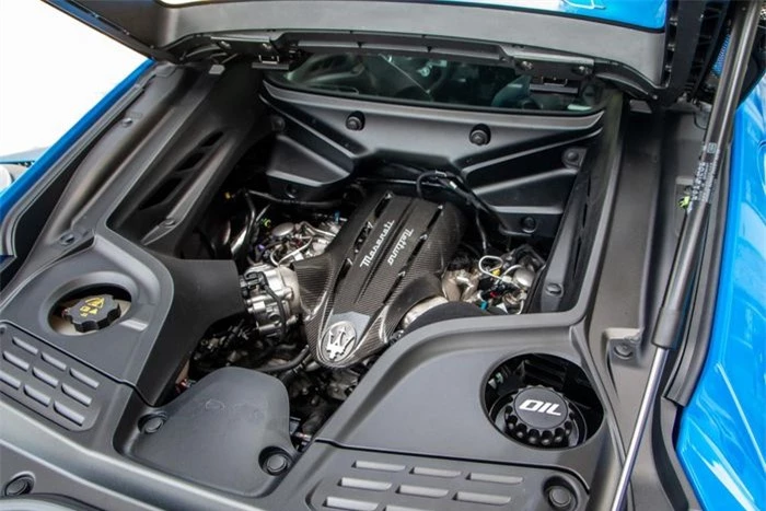  Maserati MC20 sử dụng khối động cơ V6 đặt giữa, dung tích 3.0L tăng áp kép, sản sinh công suất 620 mã lực và 730 Nm mô-men xoắn. Động cơ này được chính Maserati phát triển, khác với các mẫu xe hiện hành vốn sử dụng động cơ từ Ferrari. Phần ốp động cơ được làm từ sợi carbon. 