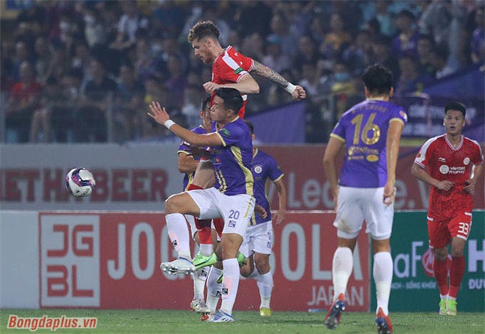 Viettel uy hiếp cầu môn Hà Nội FC ở 15 phút cuối hiệp 1 - Ảnh: Minh Tuấn 