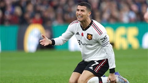 Ten Hag bị yêu cầu 'ngậm miệng' sau giải thích kỳ quặc về Ronaldo
