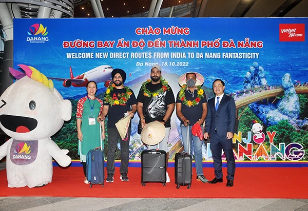 Lãnh đạo Sở Du lịch Đà Nẵng chào đón các vị khách đầu tiên đến từ Ấn Độ trên đường bay Mambai - Đà Nẵng do Vietjet Air đưa vào khai thác từ ngày 18/10/2022