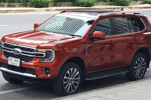 Ford Everest 2023 phiên bản động cơ 3.0L V6 lăn bánh trên đường phố