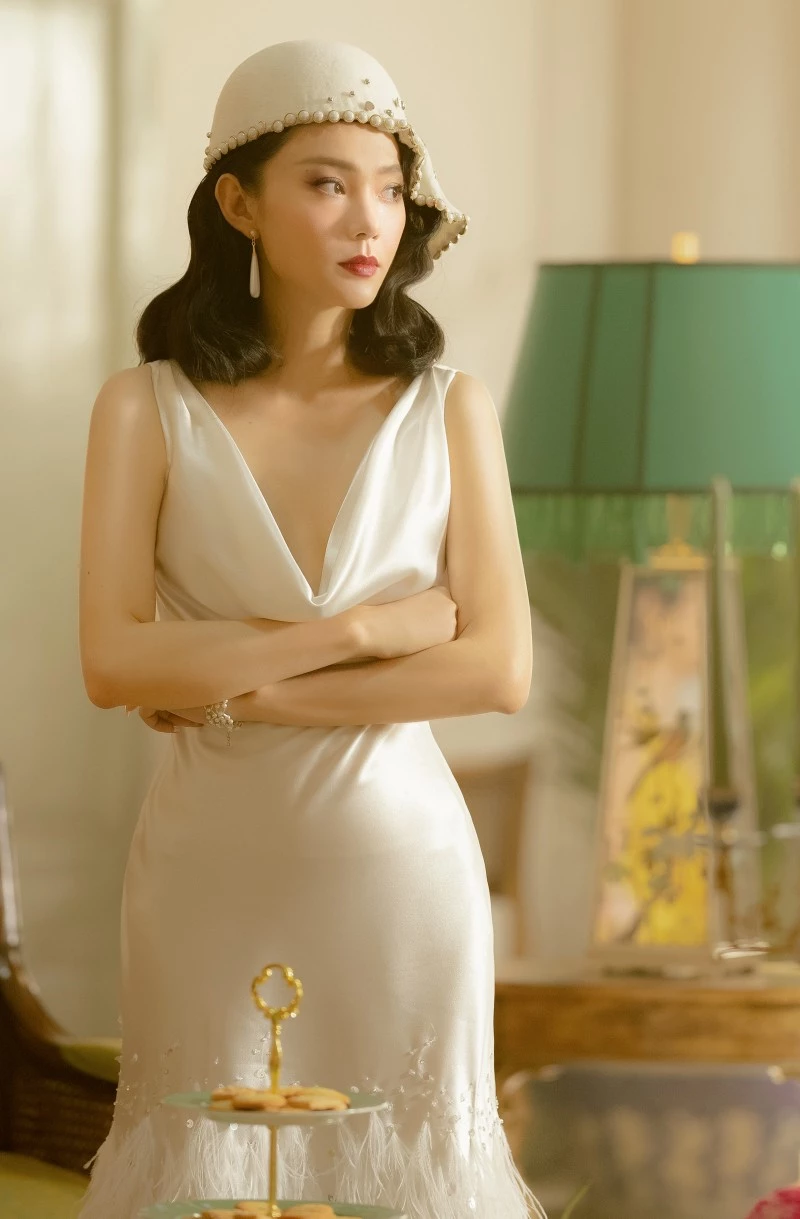 Minh Hằng vừa gợi cảm vừa đẹp cổ điển trong phim Tết 2023