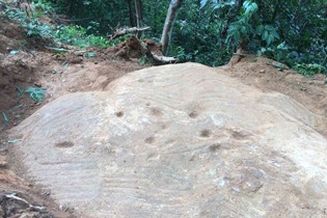 Lạ kỳ những khối đá khắc cổ có hình ruộng bậc thang ở Mù Cang Chải