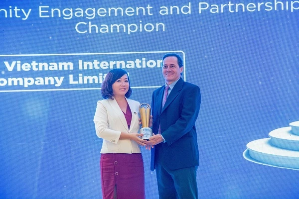 Đại diện Unilever nhận giải thưởng WEPs Awards