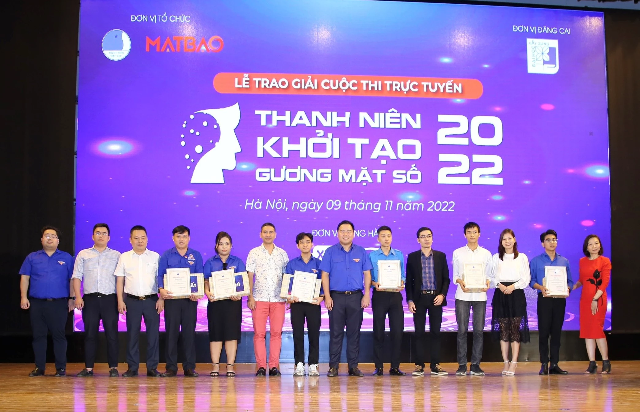 Ban tổ chức trao giải cho những thí sinh tiêu biểu đạt giải.