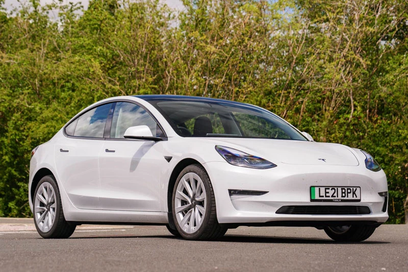 10. Tesla Model 3 (giá khởi điểm: 46.990 USD).