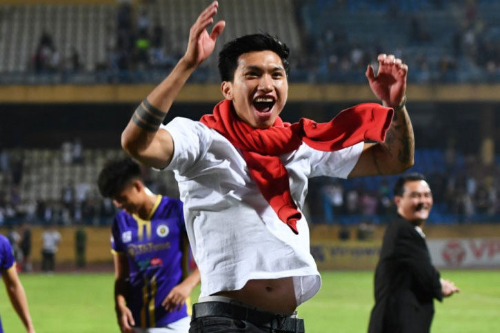 Văn Hậu làm điều đặc biệt trong ngày Hà Nội FC chạm tay vào chức vô địch V.League 2022