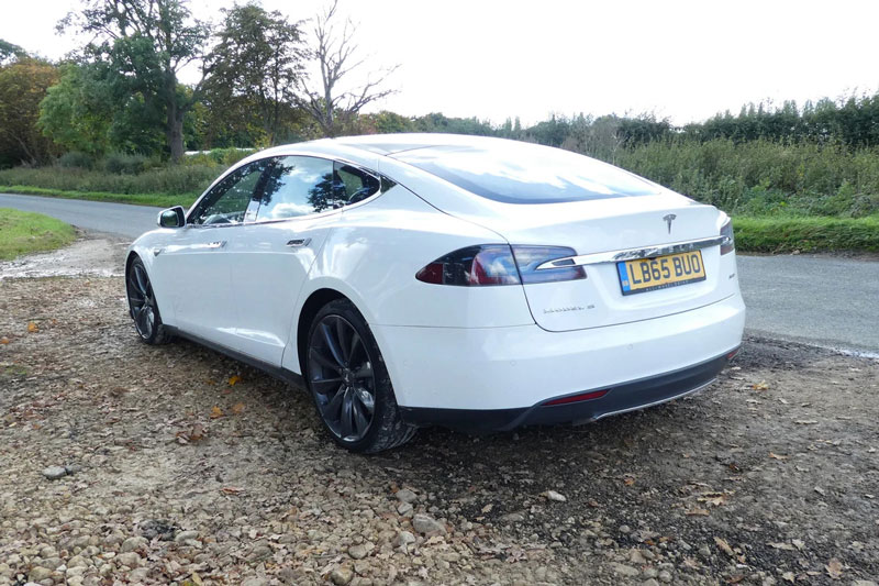 7. Tesla Model S (giá khởi điểm: 104.990 USD).