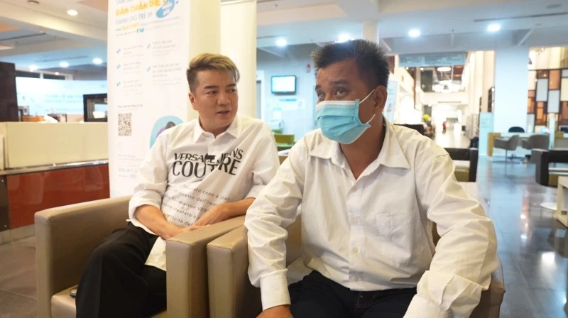 Đàm Vĩnh Hưng và fan khiếm thị Bá Hồng Đàm Vĩnh Hưng và fan khiếm thị Bá Hồng