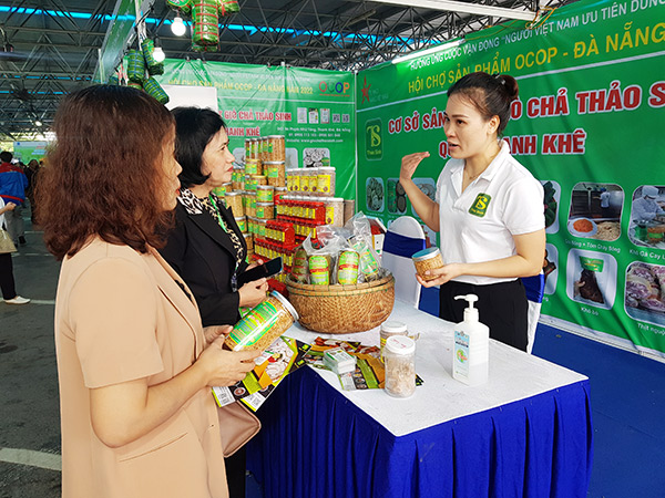 Lãnh đạo các siêu thị lớn trên địa bàn Đà Nẵng tìm kiếm sản phẩm tại chương trình “Tuần hàng OCOP – Sản vật Việt Nam phát triển và hội nhập” để đưa vào kênh phân phối của mình