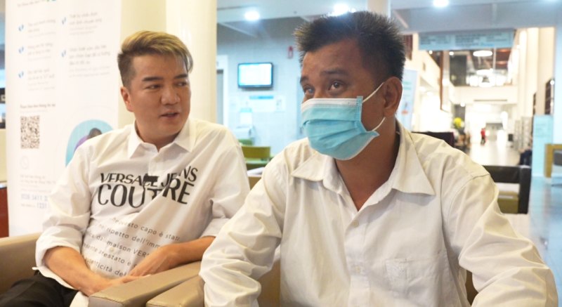 Đàm Vĩnh Hưng tặng chi phí mổ mắt cho người hát rong khiếm thị hơn 300 triệu đồng