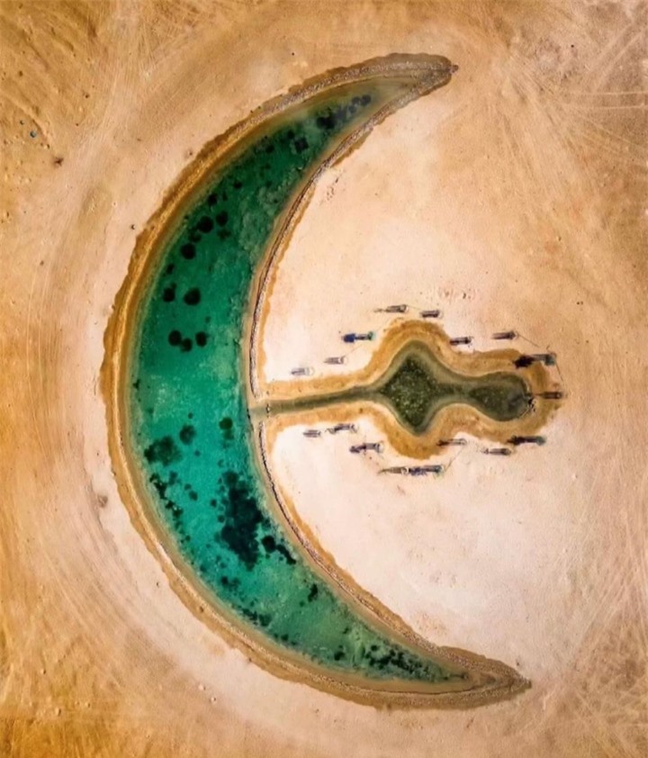 Vẻ ấn tượng của hồ nước hình trăng khuyết lọt thỏm giữa sa mạc cằn cỗi - 1