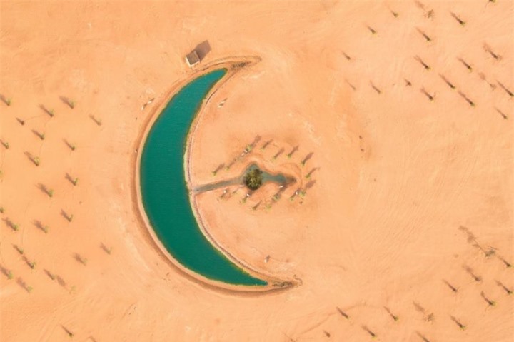 Vẻ ấn tượng của hồ nước hình trăng khuyết lọt thỏm giữa sa mạc cằn cỗi - 2