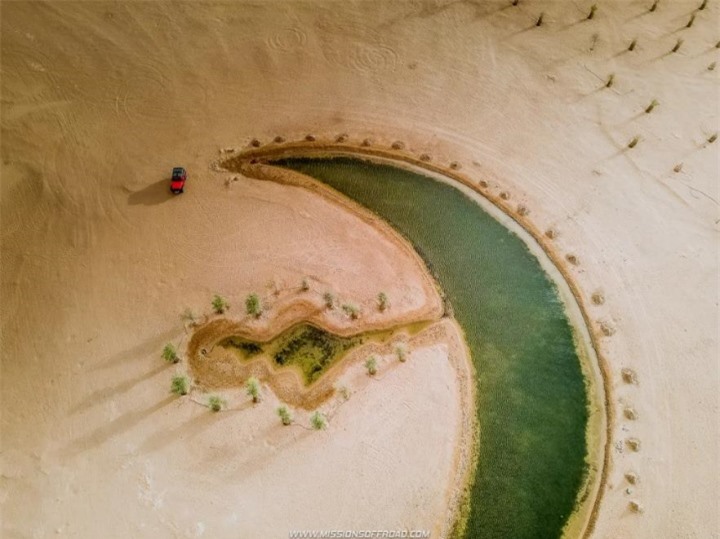 Vẻ ấn tượng của hồ nước hình trăng khuyết lọt thỏm giữa sa mạc cằn cỗi - 3