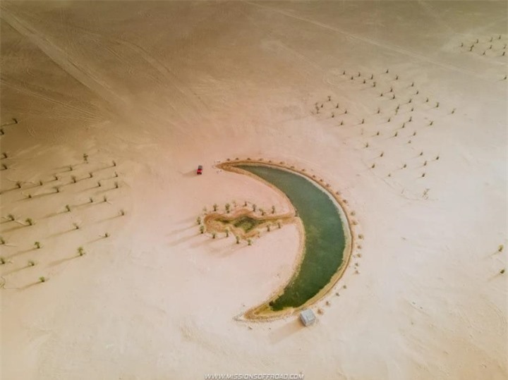 Vẻ ấn tượng của hồ nước hình trăng khuyết lọt thỏm giữa sa mạc cằn cỗi - 7
