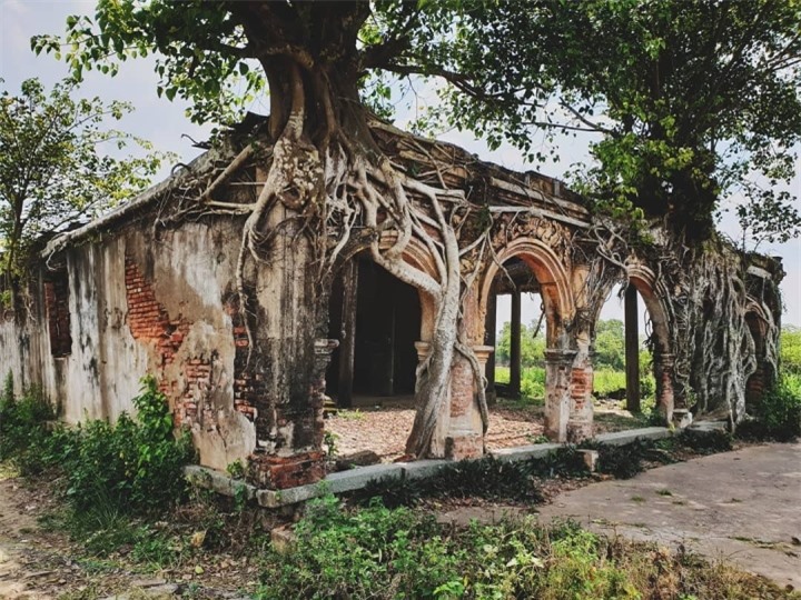 Vẻ cổ kính bí ẩn ở ngôi đình trăm tuổi ‘hợp nhất’ với cây bồ đề - 2