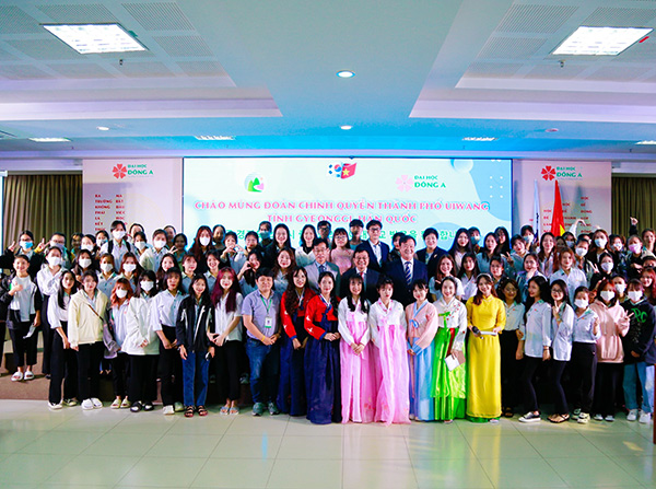 Sinh viên ĐH Đông Á giao lưu, chụp ảnh kỷ niệm với Đoàn chính quyền TP Uiwang