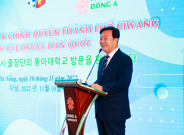 Ông Kim Sung Jei, Thị trưởng TP Uiwang (tỉnh Gyeonggi, Hàn Quốc) phát biểu trong chuyến thăm và làm việc với trường ĐH Đông Á (Đà Nẵng) ngày 10/11 