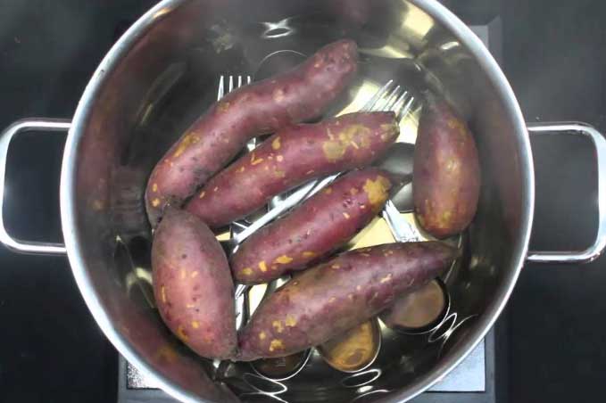 Luộc khoai đâu cần nước, dùng một cái nồi và thìa inox theo cách này, khoai vẫn chín thơm lừng bở tơi