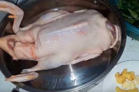 Luộc vịt không cần nước, thịt mềm mọng da lại giòn sần sật chỉ cần cho thêm đúng 1 thứ nguyên liệu này