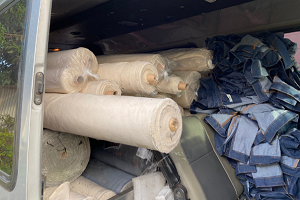 An Giang: Bắt xe ô tô khách vận chuyển trên 1,5 tấn vải quần áo nghi nhập lậu

