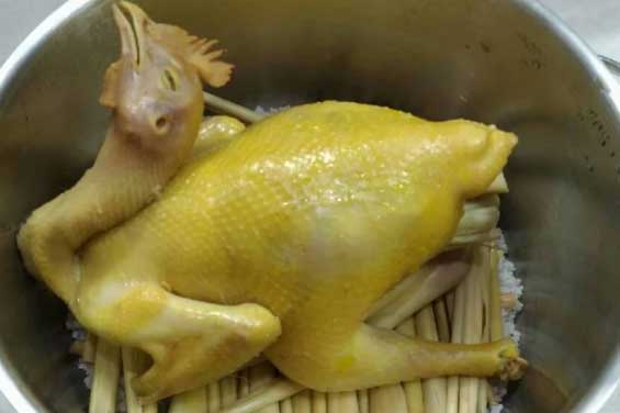 Bỏ qua gà luộc đi, gà cứ cho vào nồi cùng thứ này, không tốn 1 giọt nước vẫn chín đều ngon khó cưỡng