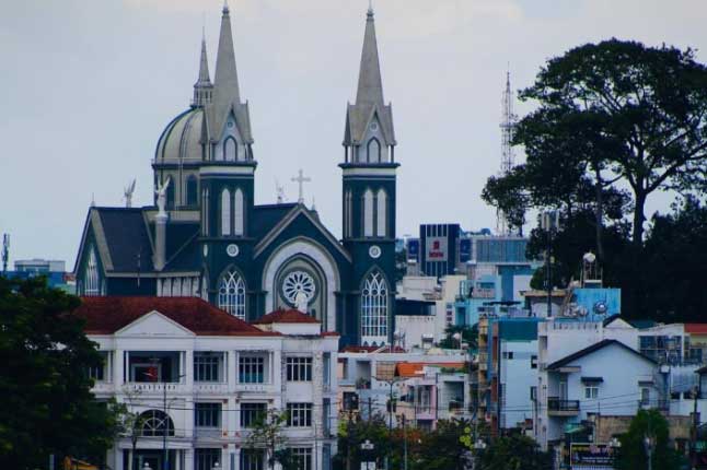 Nhà thờ đẹp bậc nhất tỉnh Bình Dương, lung linh như tòa lâu đài khi đêm về