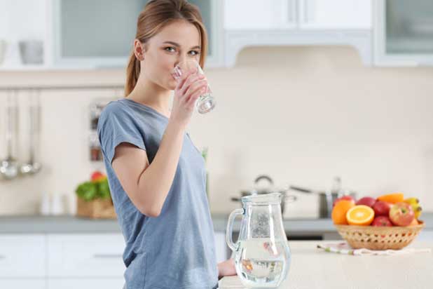 Thói quen vừa ăn vừa uống cực kỳ hại sức khỏe, bỏ ngay trước khi quá muộn