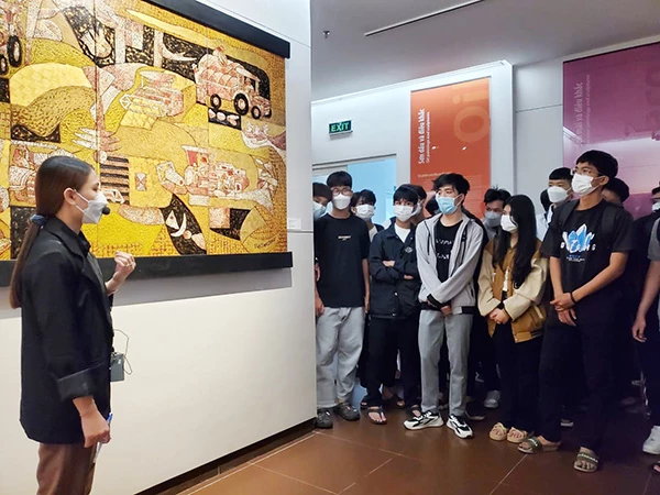Bảo tàng Mỹ thuật Đà Nẵng đón sinh viên các trường đại học trên địa bàn đến tham quan, học tập.