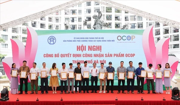 Ông Chu Phú Mỹ - Giám đốc Sở nông nghiệp và PTNT Hà Nội lên trao quyết định công nhận sản phẩm OCOP thành phố Hà Nội cho các chủ thể.
