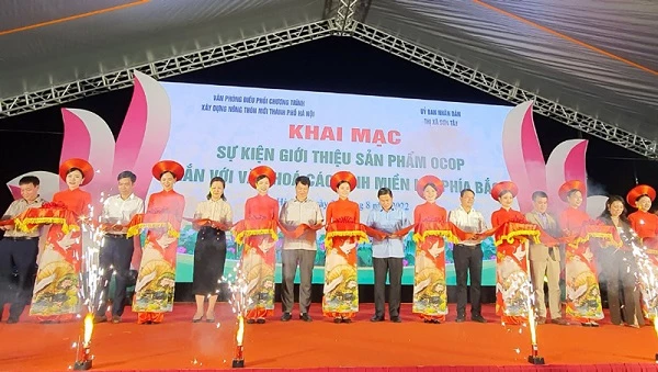 Lãnh đạo Sở Nông nghiệp và PTNT Hà Nội và UBND thị xã Sơn Tây cắt băng khai  mạc sự kiện giới thiệu sản phẩm OCOP gắn với văn hóa các tỉnh miền núi phía Bắc.