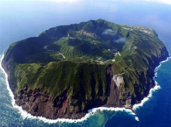   Aogashima là một hòn đảo núi lửa của Nhật Bản, được xem là một Công viên kỷ Jura ngoài đời thật, vì người ta nói rằng nếu thế giới xảy ra nạn zombie thì đây sẽ là nơi trú ẩn an toàn duy nhất vì nó quá biệt lập và cực kỳ khó tiếp cận.  