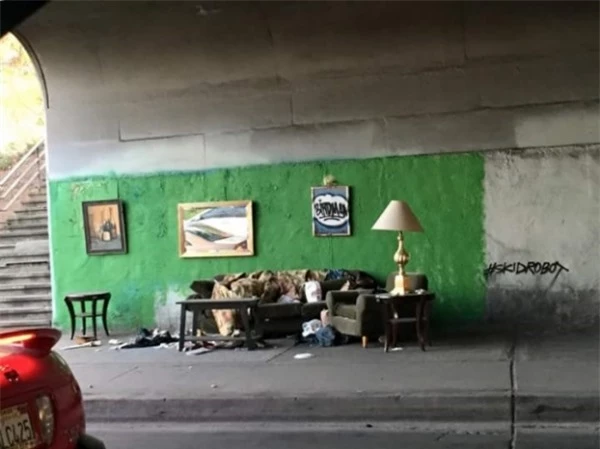   Nơi ở của một người đàn ông vô gia cư sống ở khu trung tâm thương mại sầm uất ở Los Angeles.  