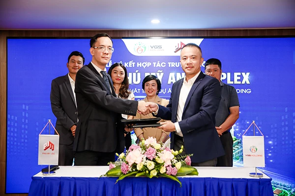 Ông Tôn Đức Sáu – TGĐ VGS Holding và Ông Phạm Hồng An – Phó TGĐ Cty phát triển dự án Phú Mỹ ký kết hợp tác.