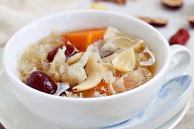 Canh đu đủ mộc nhĩ trắng vừa giúp con ngừa bệnh hô hấp, vừa giúp da mẹ trẻ hóa mịn màng