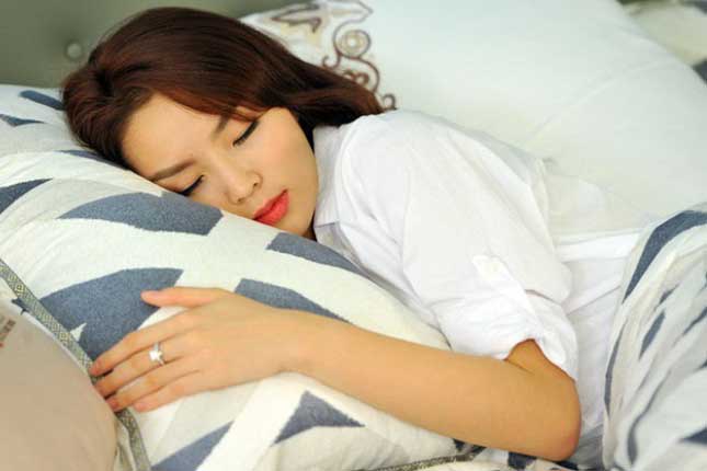 Cứ ngủ kiểu này bảo sao da mặt nhăn nheo từng ngày, ảnh hưởng cả đốt sống